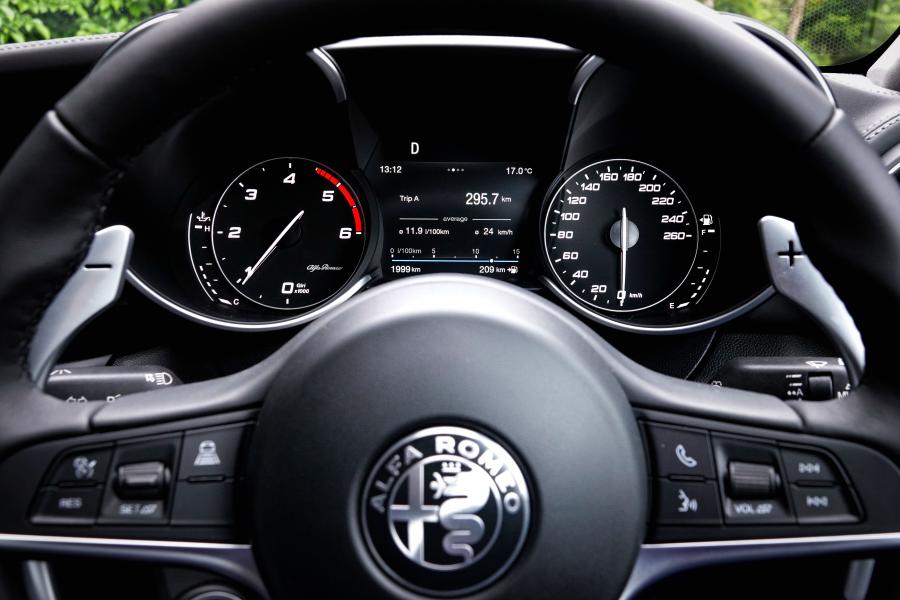 Панель приборов Alfa Romeo Giulia (952) 2017 года  (JP) (фото 15 из 18)